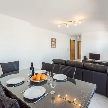 Апартаменты Lovelystay - Spacious In - Balcony And Bbq Портиман