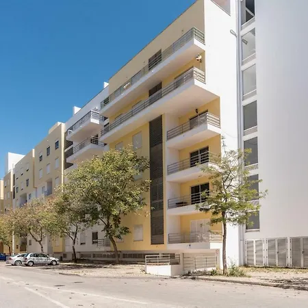 Lovelystay - Spacious In - Balcony And Bbq Apartment